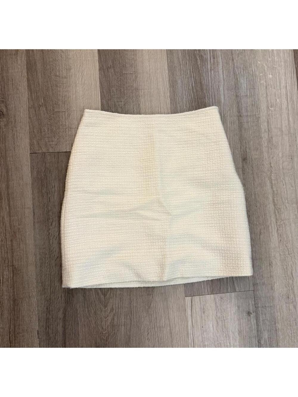 Club Monaco cream mini skirt with subtle textured weave, size 2 #clubmonaco